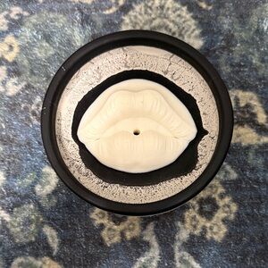 Black and Cream Lip Design Candle